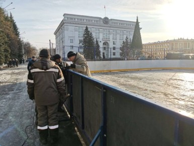 Зима в столице Кузбасса: в Кемерове открывают катки и хоккейные коробки для круглосуточного отдыха
