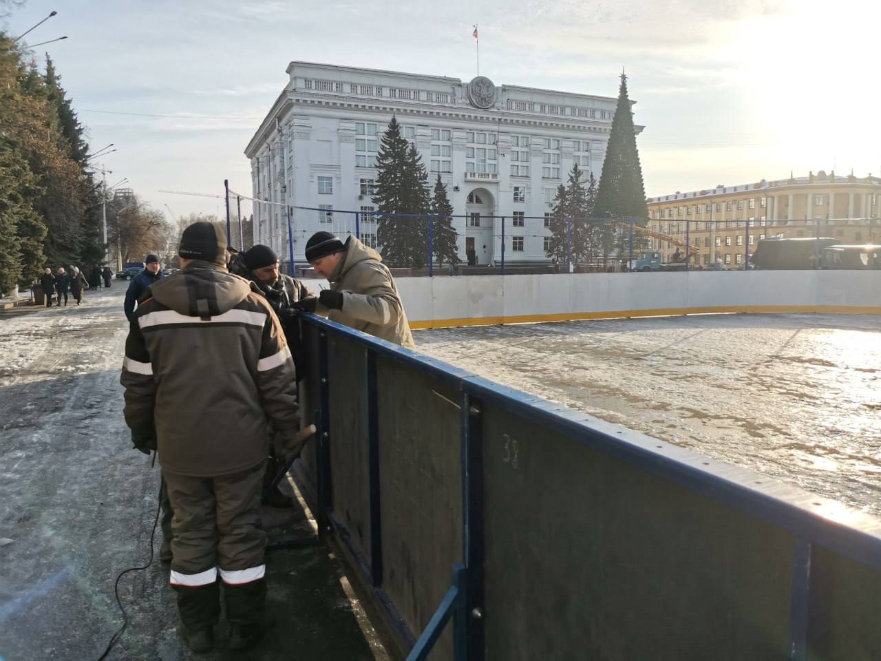 Зима в столице Кузбасса: в Кемерове открывают катки и хоккейные коробки для круглосуточного отдыха