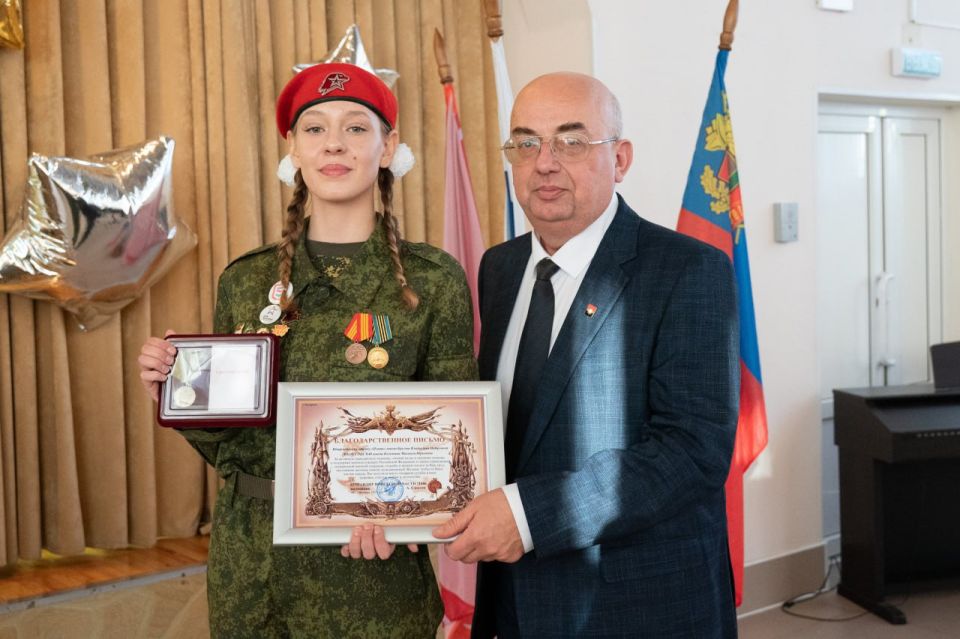 Юнармейский отряд кемеровской школы № 48 им. М.Ю. Коломина удостоен медали «За помощь фронту»