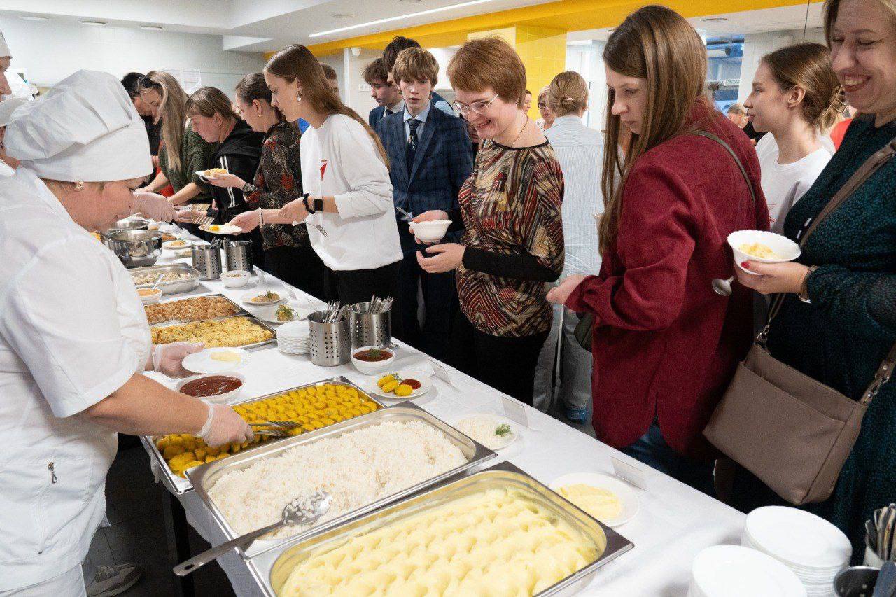 Родители в Кемерове продегустировали 20 блюд из школьного меню Родители в Кемерове продегустировали 20 блюд из школьного меню