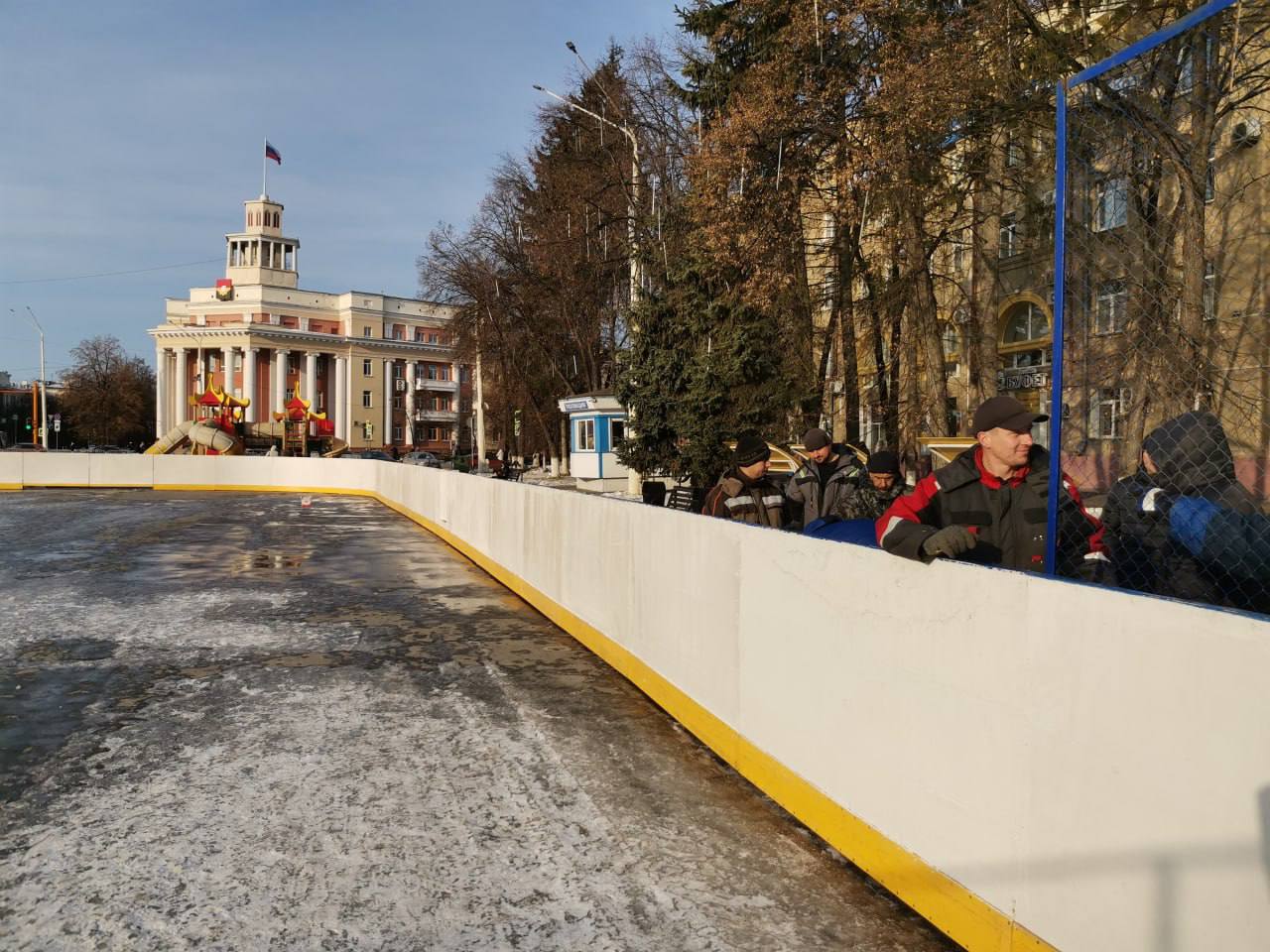 Зима в столице Кузбасса: в Кемерове открывают катки и хоккейные коробки для круглосуточного отдыха Зима в столице Кузбасса: в Кемерове открывают катки и хоккейные коробки для круглосуточного отдыха