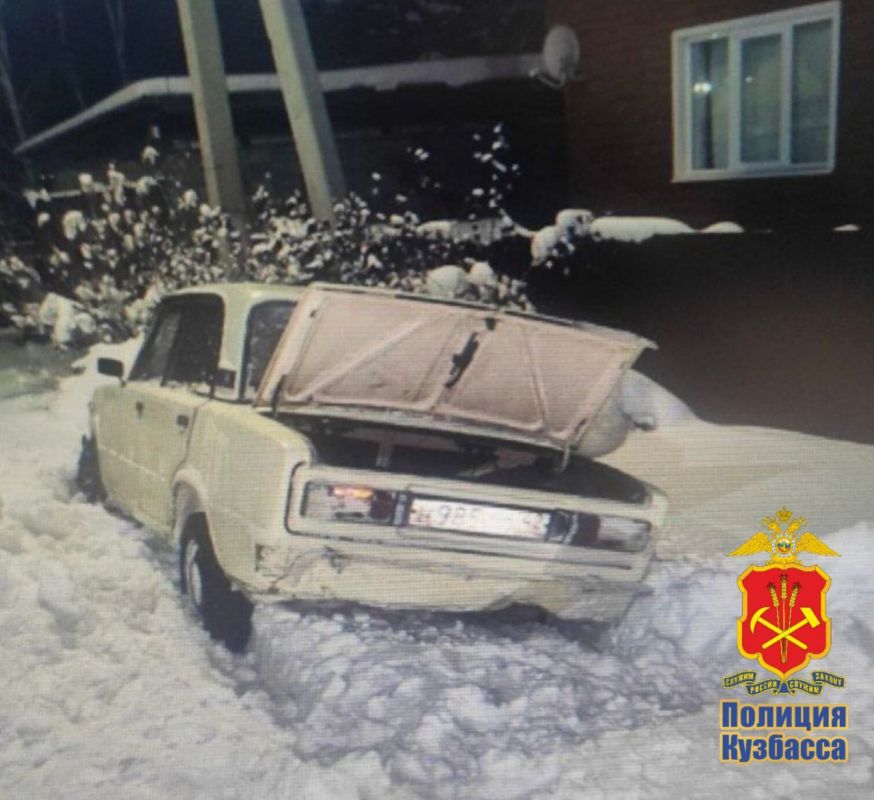 Дрифтеры сломали дворовую пристройку в Топках