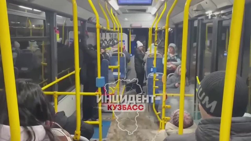 Схватил молоток и убежал: в соцсетях обсуждают поступок школьника в кемеровском автобусе