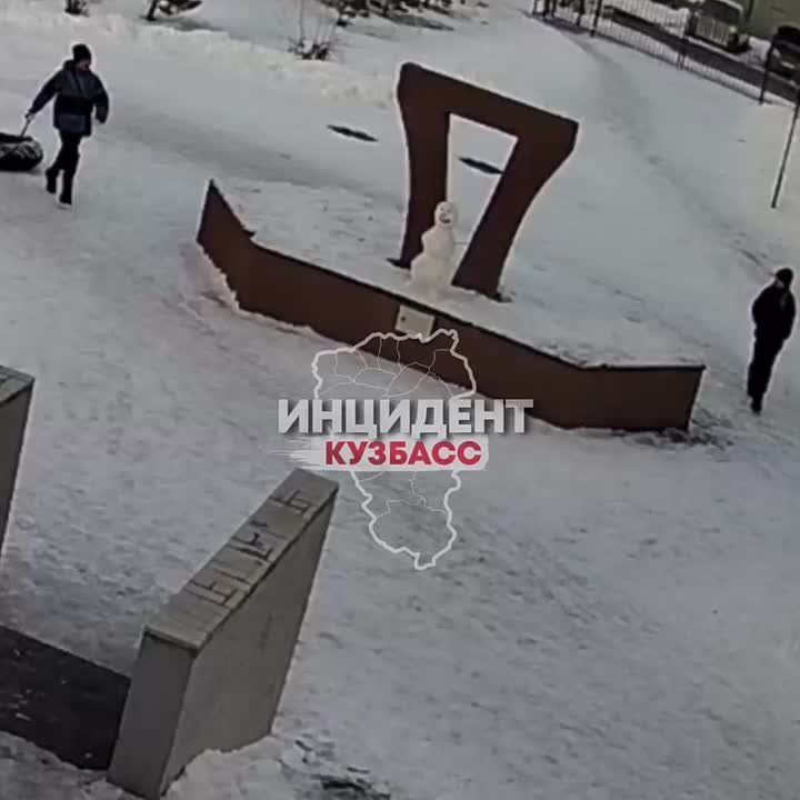 Школьники похитили снеговика в Кемерове - соцсети