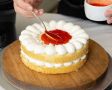Искушение на тарелке: как приготовить невероятный бисквитный торт с клубничной начинкой