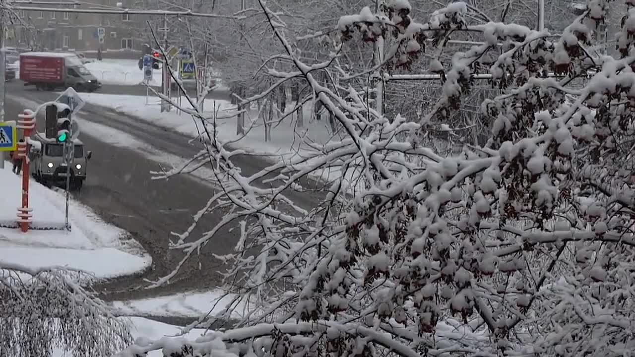 Перепады температур и снежная погода сохранятся в Кемерове всю неделю: дорожные службы готовы продолжать работу в усиленном режиме
