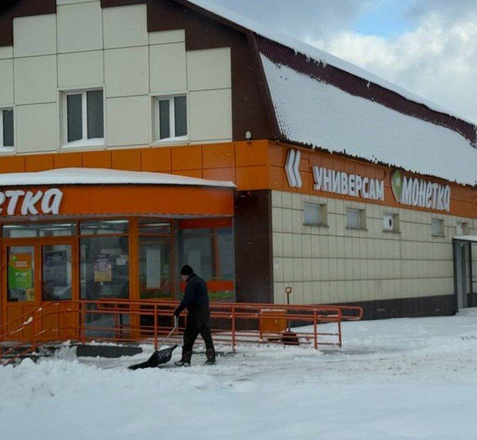 Сотрудники объектов потребительского рынка убирают снег на закрепленной за ними территории