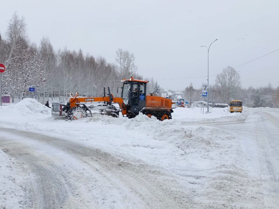 В Кедровке продолжают убирать снег