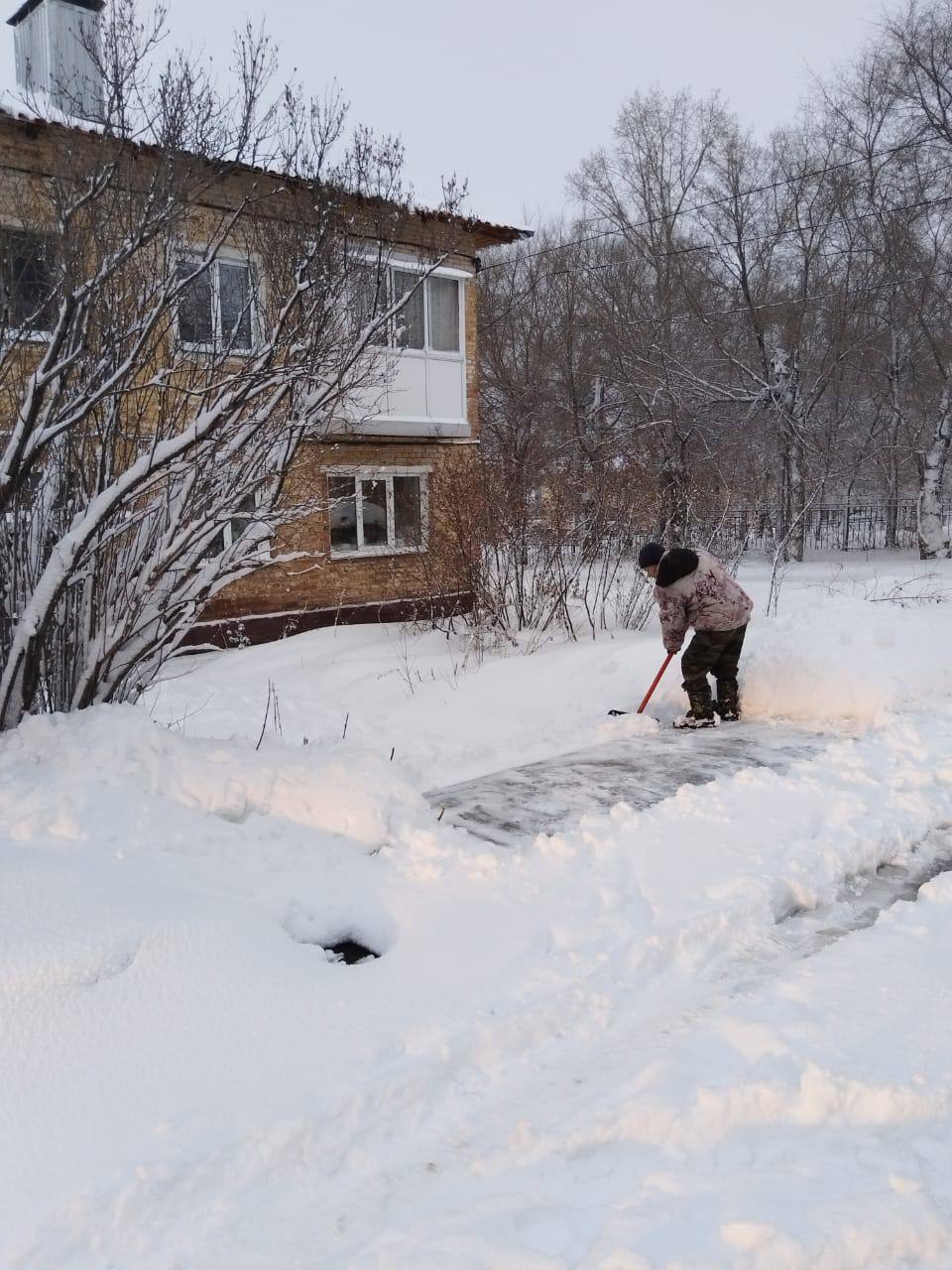 Коммунальные службы убирают снег во дворах кемеровчан Коммунальные службы убирают снег во дворах кемеровчан