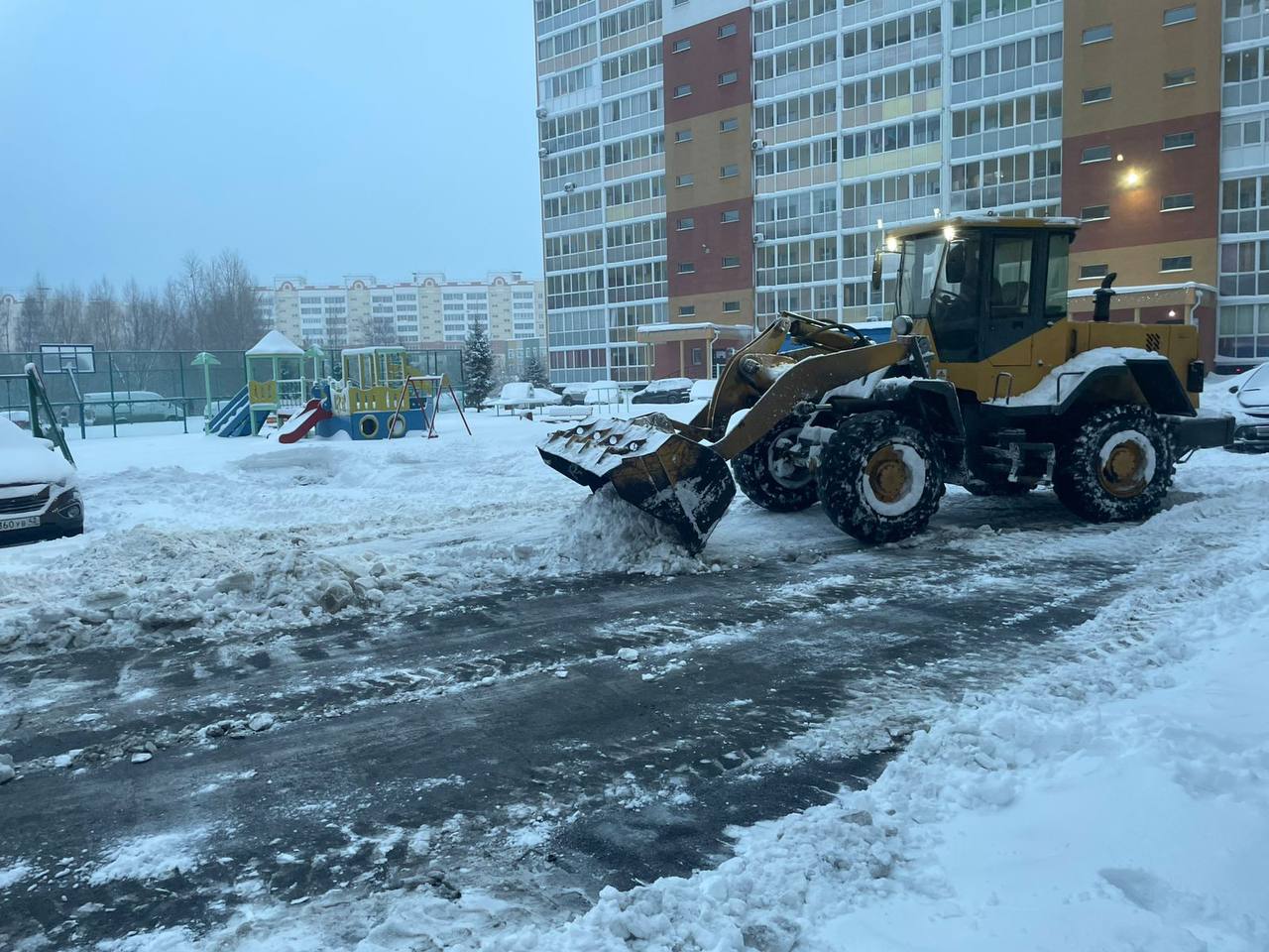 Коммунальные службы убирают снег во дворах кемеровчан