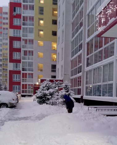 Коммунальные службы убирают снег во дворах кемеровчан Коммунальные службы убирают снег во дворах кемеровчан