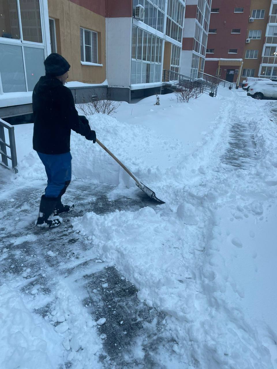 Коммунальные службы убирают снег во дворах кемеровчан Коммунальные службы убирают снег во дворах кемеровчан