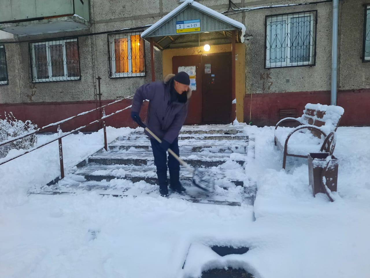 Коммунальные службы убирают снег во дворах кемеровчан Коммунальные службы убирают снег во дворах кемеровчан