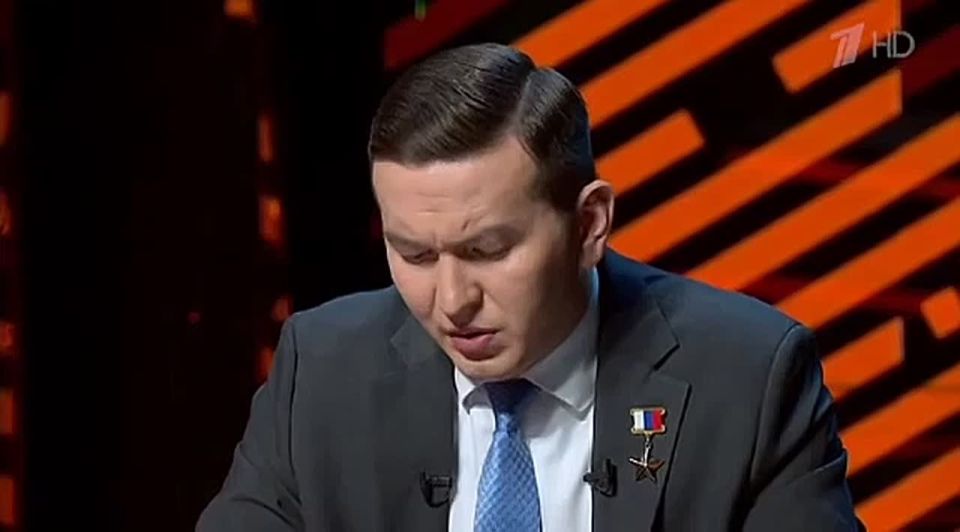 Сергей Карнаухов: Игорь Юргин. Герой России, директор Департамента государственной политики в сфере воспитания Минпросвещения РФ, отвечая на вопрос "кто для тебя герой?", рассказал о своих парнях, с которыми воевал, и...