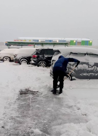 Коммунальные службы убирают снег во дворах кемеровчан Коммунальные службы убирают снег во дворах кемеровчан