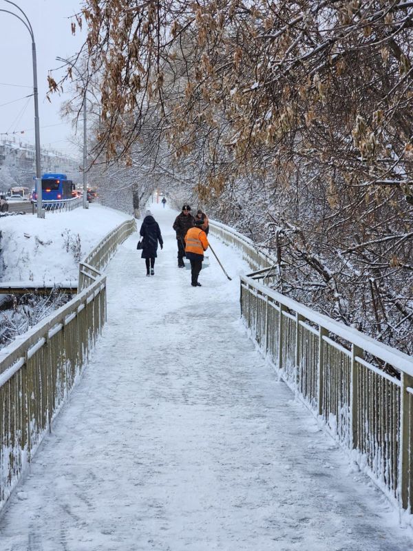 Уборка снега с тротуаров и спусков на мостах: Красноармейском, Кузнецком и Искитимском