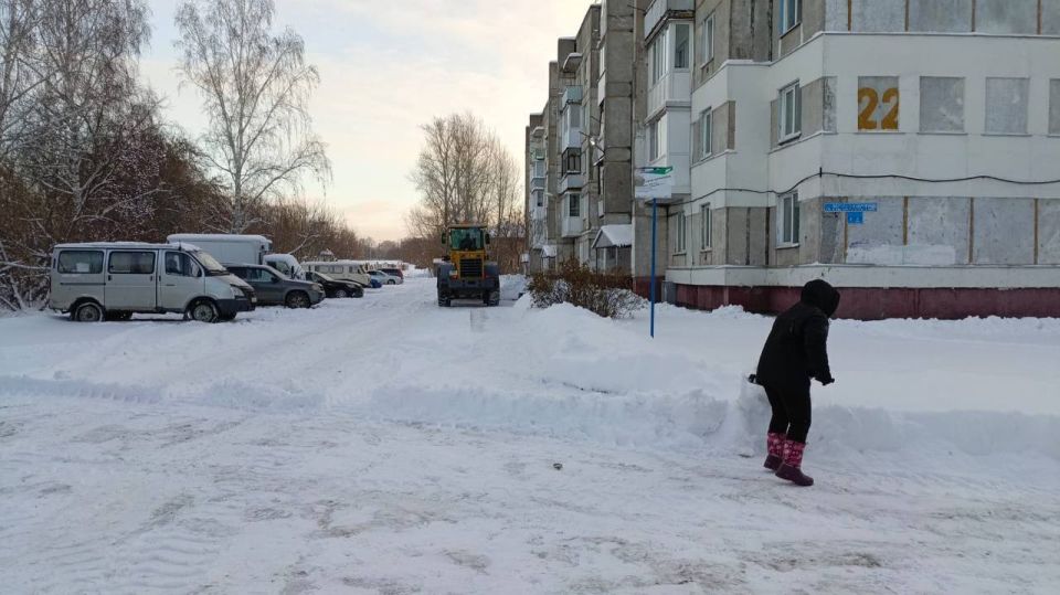 Борьба со снегом во дворах кемеровчан продолжается