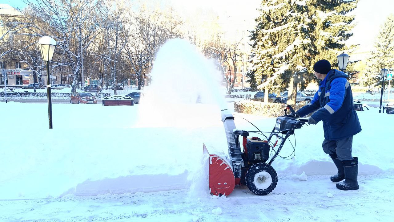 Сегодня в очистке города от снега задействовано 137 единиц снегоуборочной техники Сегодня в очистке города от снега задействовано 137 единиц снегоуборочной техники