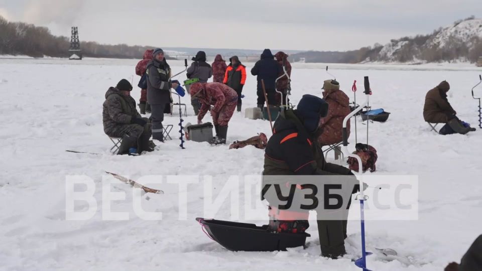 Рыбакам, которые рискуют уловом и жизнью, сегодня напомнили о хрупкости льда