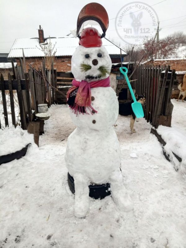 Усы, шарф и лопата. В Ленинске-Кузнецком из снега слепили шахтёра