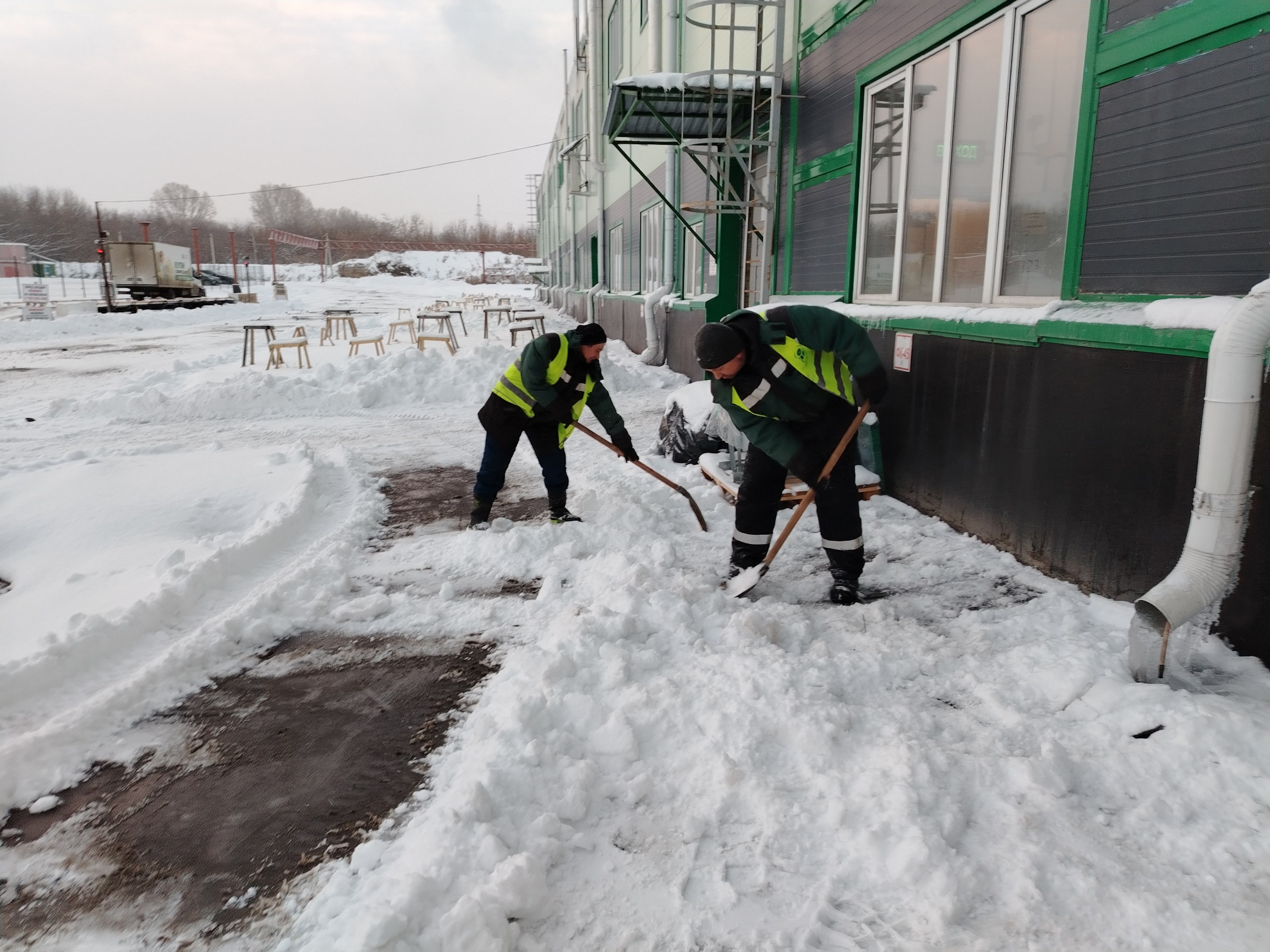 Сотрудники предприятий торговли очищают от снега прилегающие территории Сотрудники предприятий торговли очищают от снега прилегающие территории