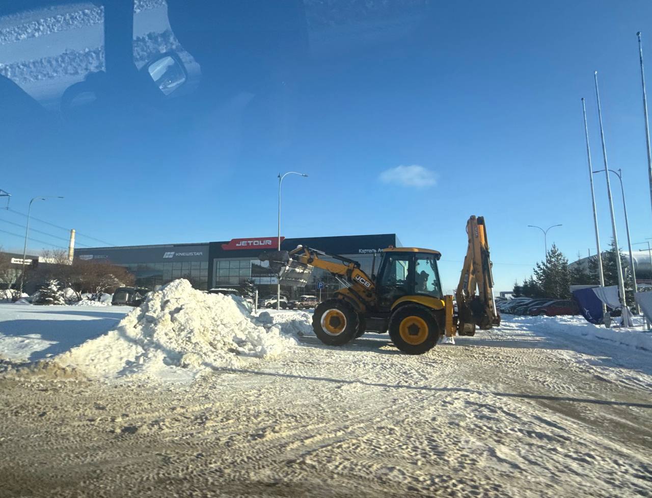 Сотрудники предприятий торговли очищают от снега прилегающие территории Сотрудники предприятий торговли очищают от снега прилегающие территории