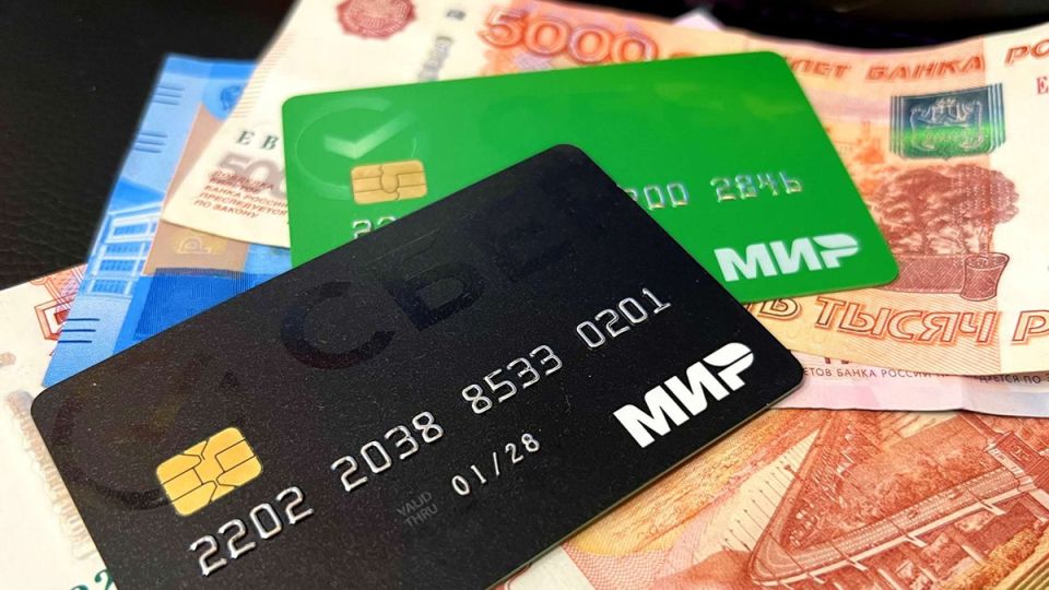 Новые правила: подросткам запретят открывать банковские карты без согласия родителей