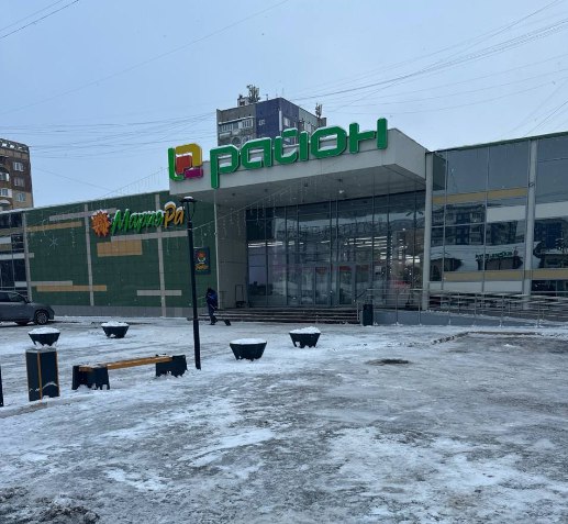 Сотрудники предприятий торговли очищают от снега прилегающие территории Сотрудники предприятий торговли очищают от снега прилегающие территории