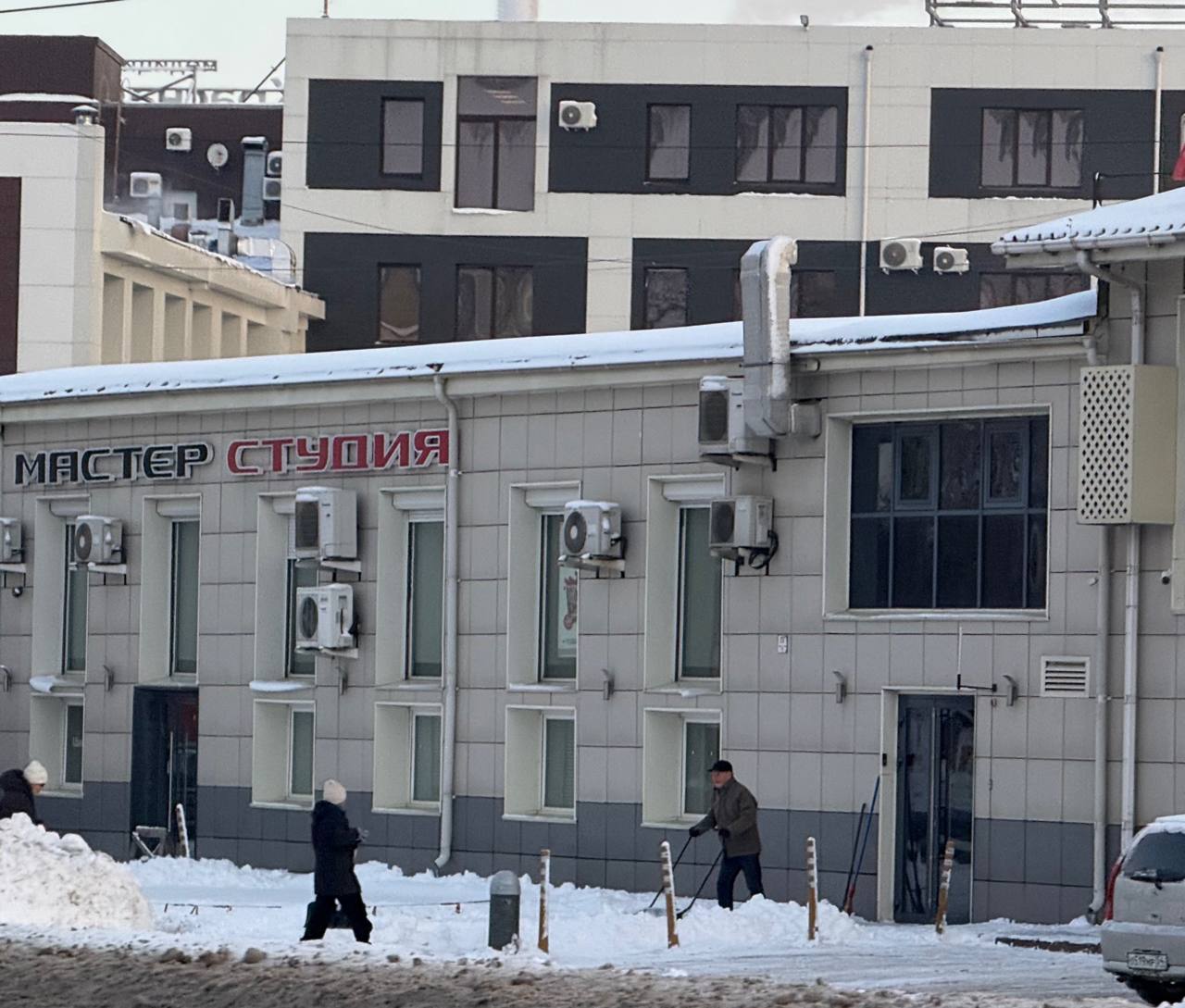 Сотрудники предприятий торговли очищают от снега прилегающие территории Сотрудники предприятий торговли очищают от снега прилегающие территории