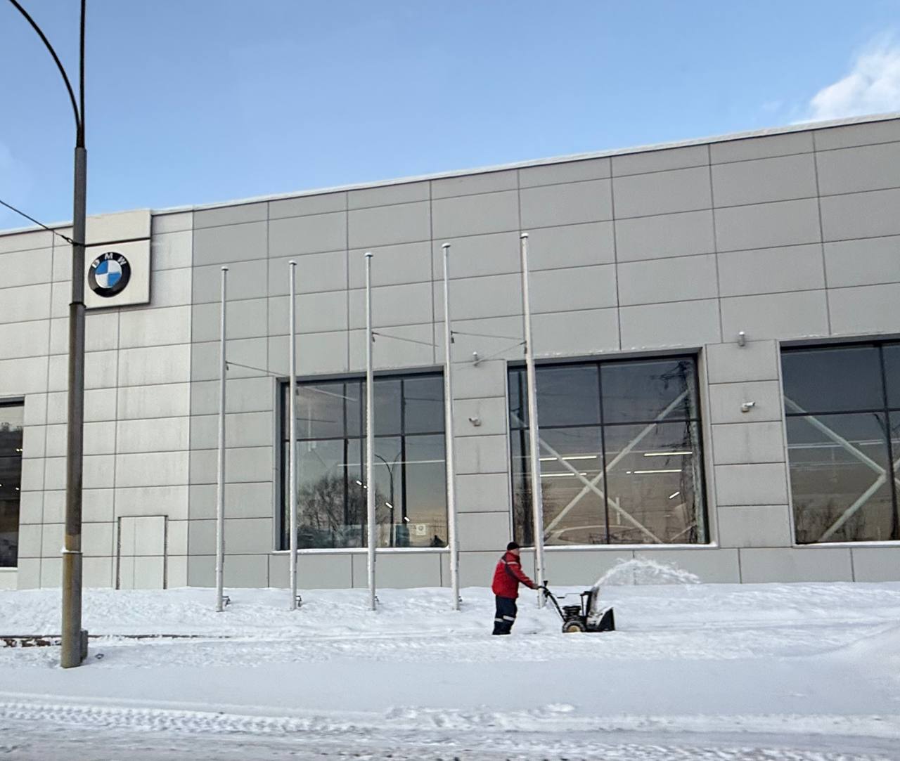 Сотрудники предприятий торговли очищают от снега прилегающие территории Сотрудники предприятий торговли очищают от снега прилегающие территории