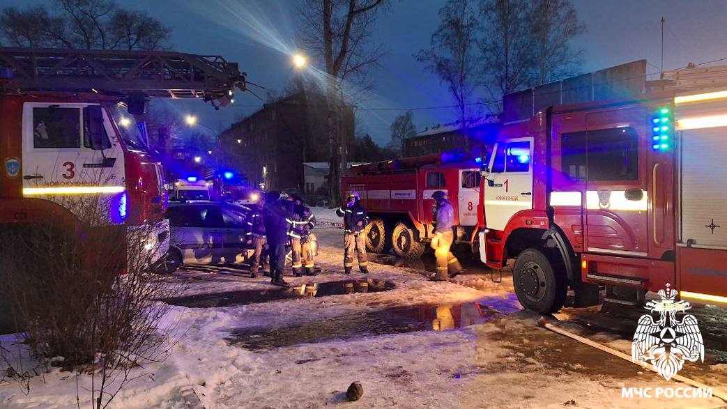 На пожаре в Новокузнецке спасли 27 человек На пожаре в Новокузнецке спасли 27 человек