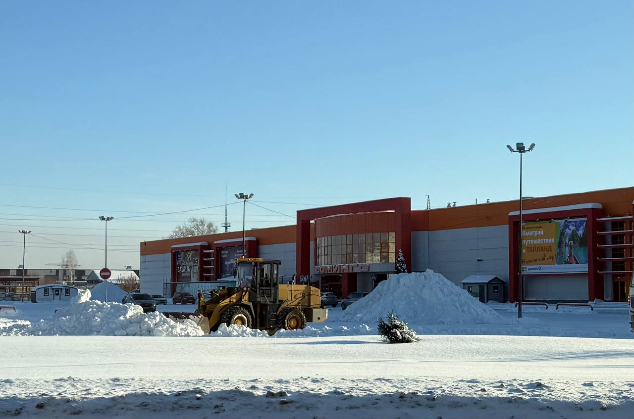 Сотрудники предприятий торговли очищают от снега прилегающие территории Сотрудники предприятий торговли очищают от снега прилегающие территории