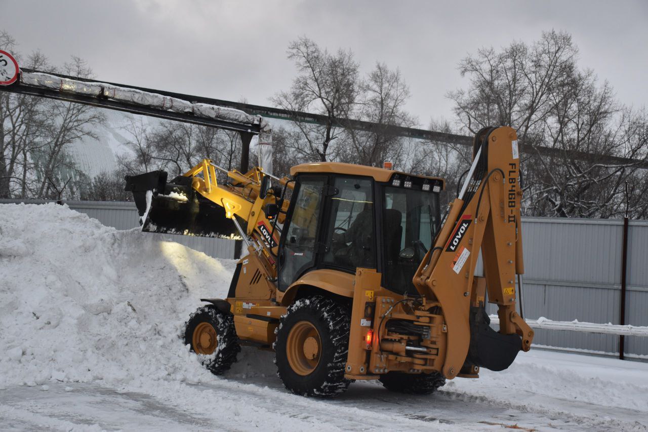 Сотрудники предприятий торговли очищают от снега прилегающие территории Сотрудники предприятий торговли очищают от снега прилегающие территории