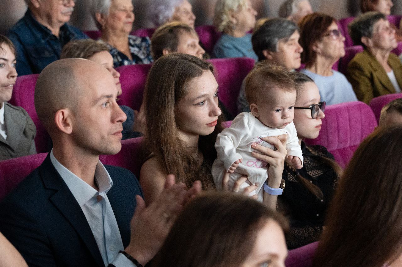 В Кемерове поздравили с Днём матери жительниц Центрального района В Кемерове поздравили с Днём матери жительниц Центрального района