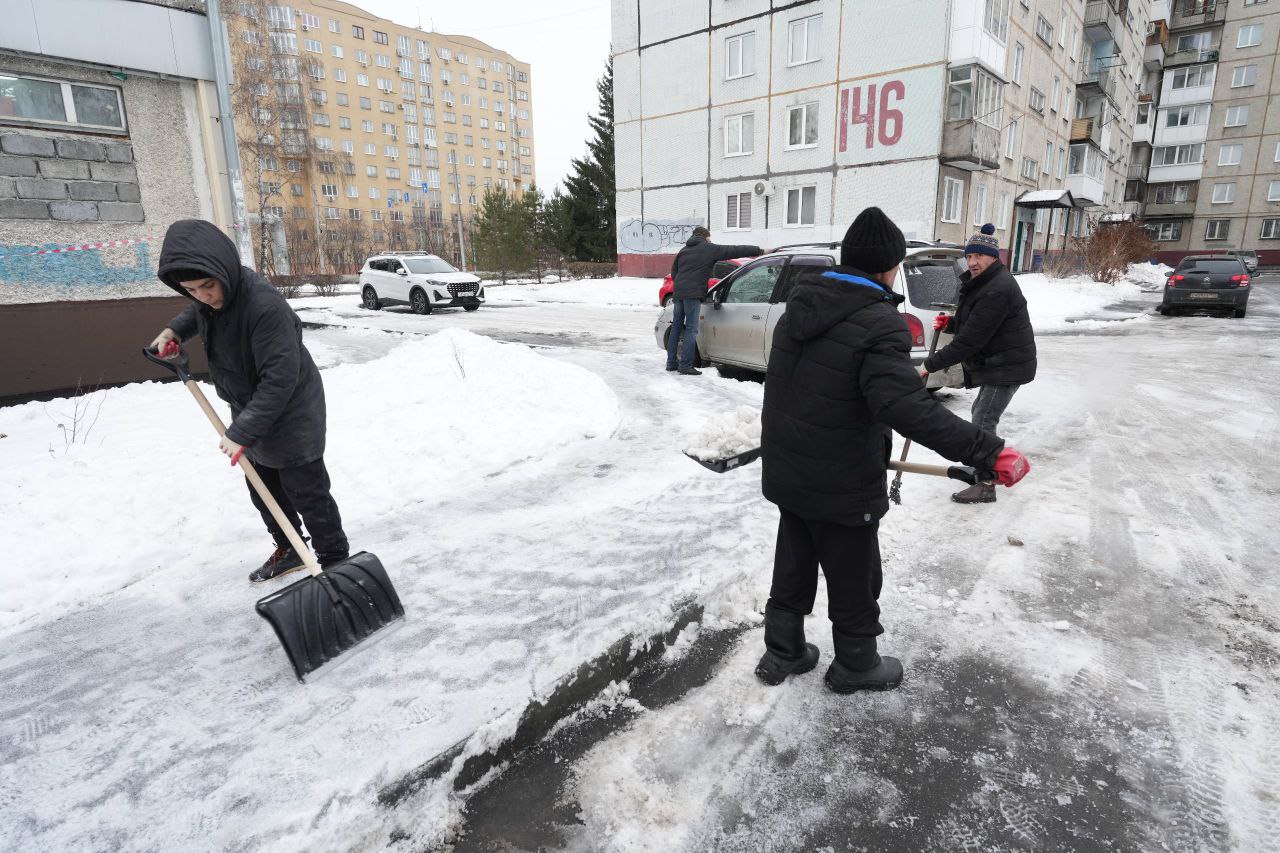 В Кемерове усилили контроль за уборкой снега и наледи во дворах В Кемерове усилили контроль за уборкой снега и наледи во дворах