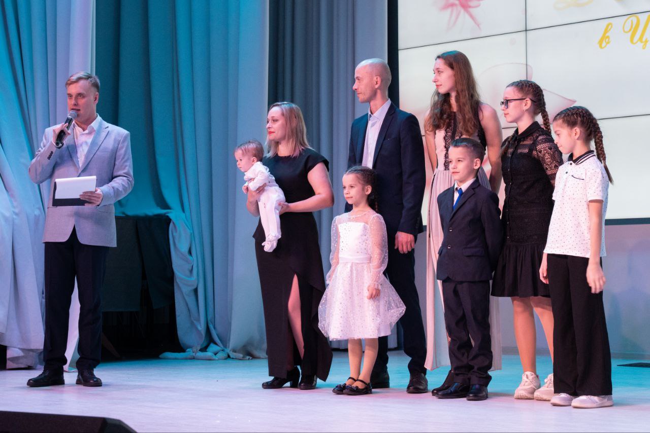 В Кемерове поздравили с Днём матери жительниц Центрального района В Кемерове поздравили с Днём матери жительниц Центрального района