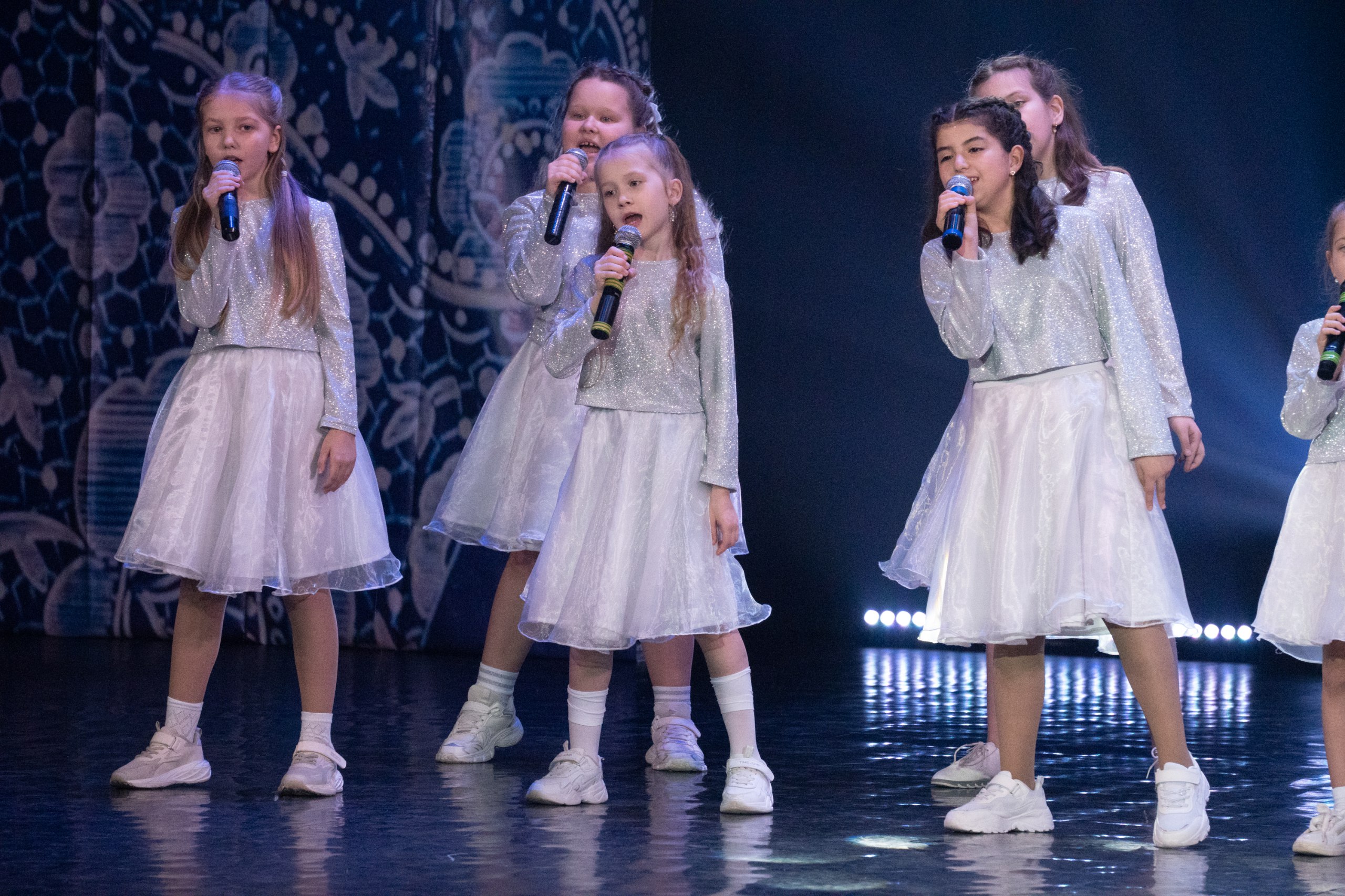 Жительницы Рудничного района принимали поздравления с Днём матери Жительницы Рудничного района принимали поздравления с Днём матери