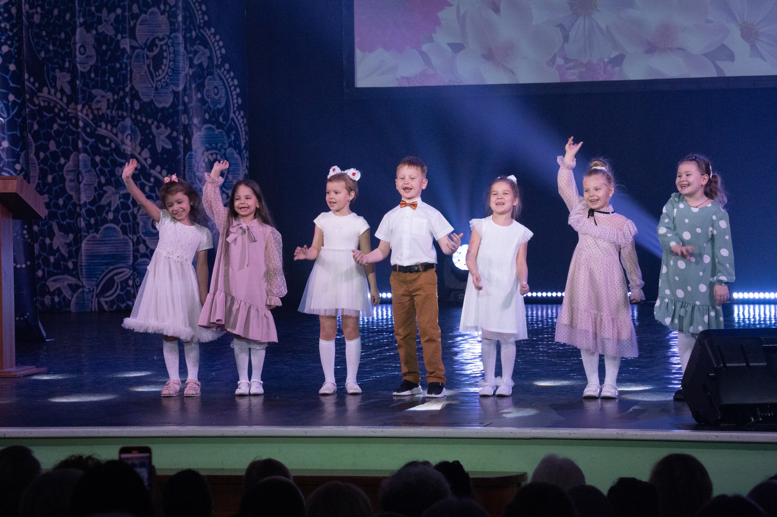 Жительницы Рудничного района принимали поздравления с Днём матери Жительницы Рудничного района принимали поздравления с Днём матери