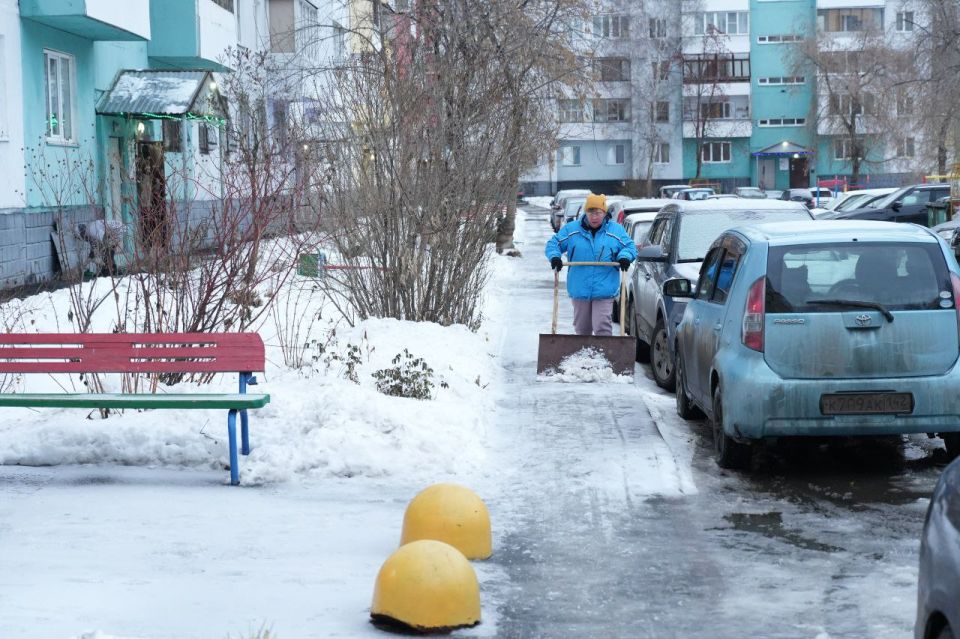 В Кемерове усилили контроль за уборкой снега и наледи во дворах