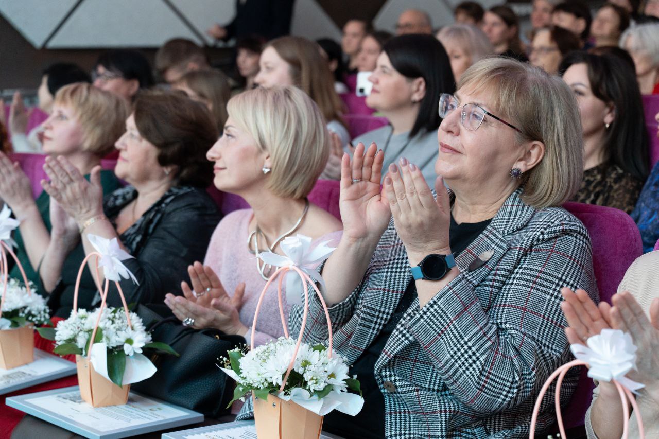 В Кемерове поздравили с Днём матери жительниц Центрального района В Кемерове поздравили с Днём матери жительниц Центрального района