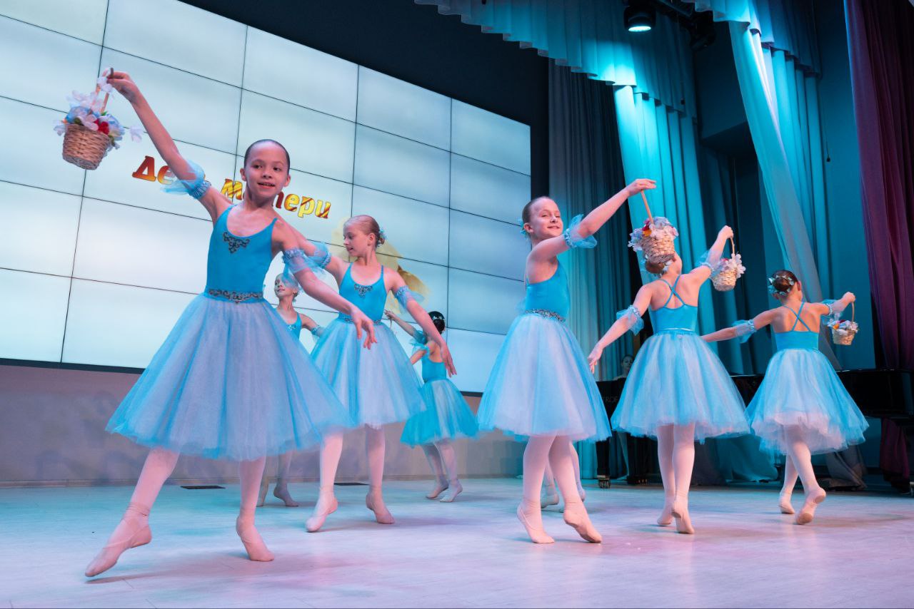 В Кемерове поздравили с Днём матери жительниц Центрального района В Кемерове поздравили с Днём матери жительниц Центрального района