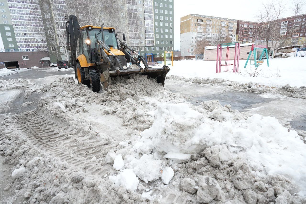 В Кемерове усилили контроль за уборкой снега и наледи во дворах В Кемерове усилили контроль за уборкой снега и наледи во дворах