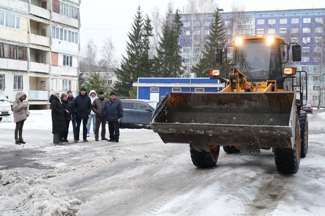 В Кемерове усилили контроль за уборкой снега и наледи во дворах В Кемерове усилили контроль за уборкой снега и наледи во дворах