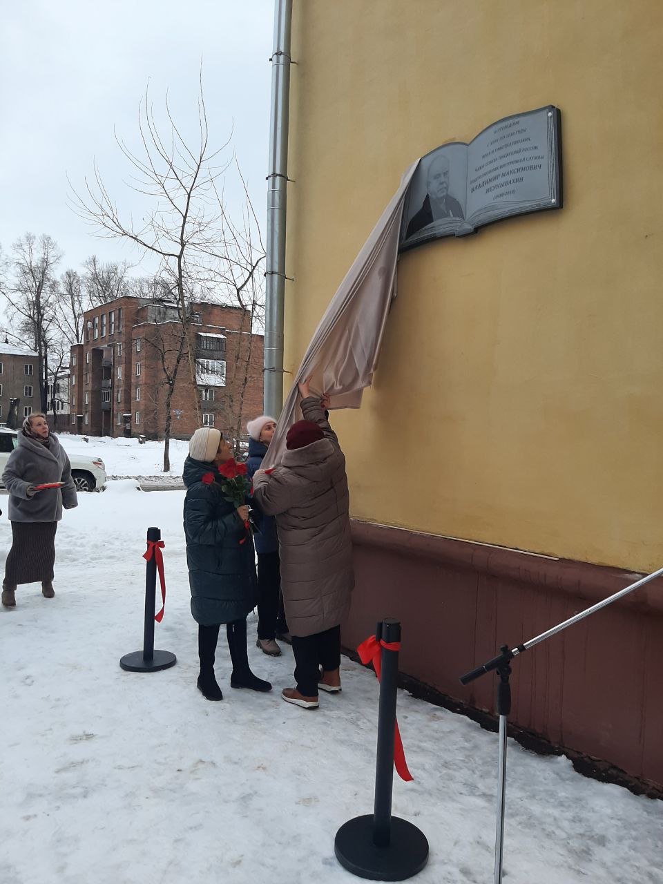 В Новокузнецке увековечили память писателя Владимира Неунывахина В Новокузнецке увековечили память писателя Владимира Неунывахина