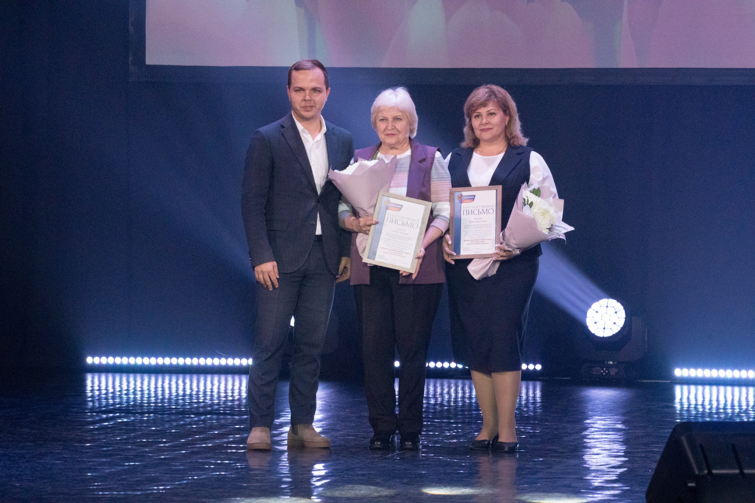 Жительницы Рудничного района принимали поздравления с Днём матери Жительницы Рудничного района принимали поздравления с Днём матери