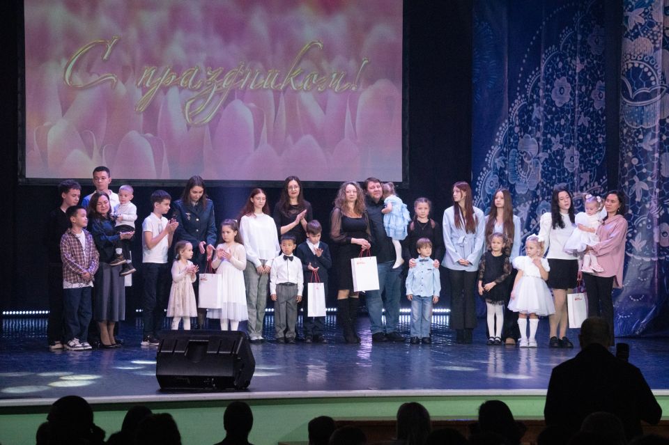 Жительницы Рудничного района принимали поздравления с Днём матери