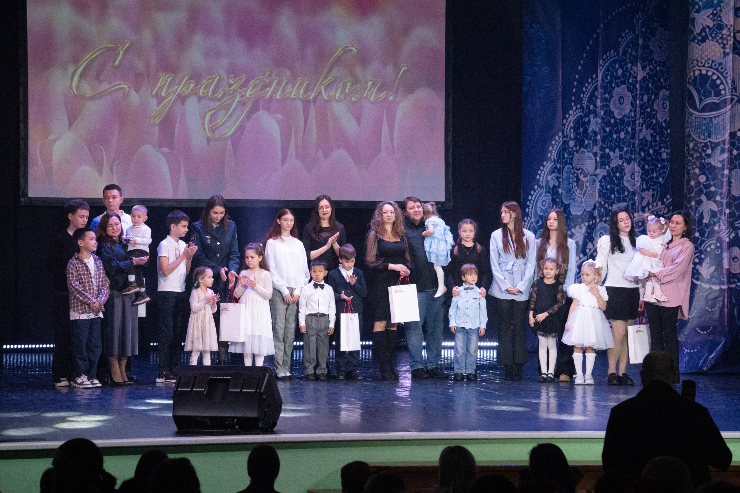 Жительницы Рудничного района принимали поздравления с Днём матери