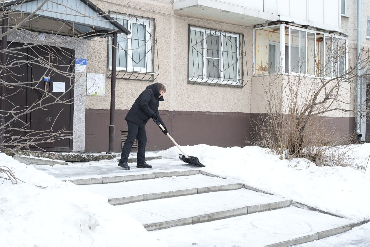 В Кемерове усилили контроль за уборкой снега и наледи во дворах В Кемерове усилили контроль за уборкой снега и наледи во дворах