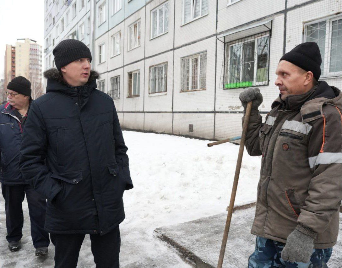 В Кемерове усилили контроль за уборкой снега и наледи во дворах В Кемерове усилили контроль за уборкой снега и наледи во дворах