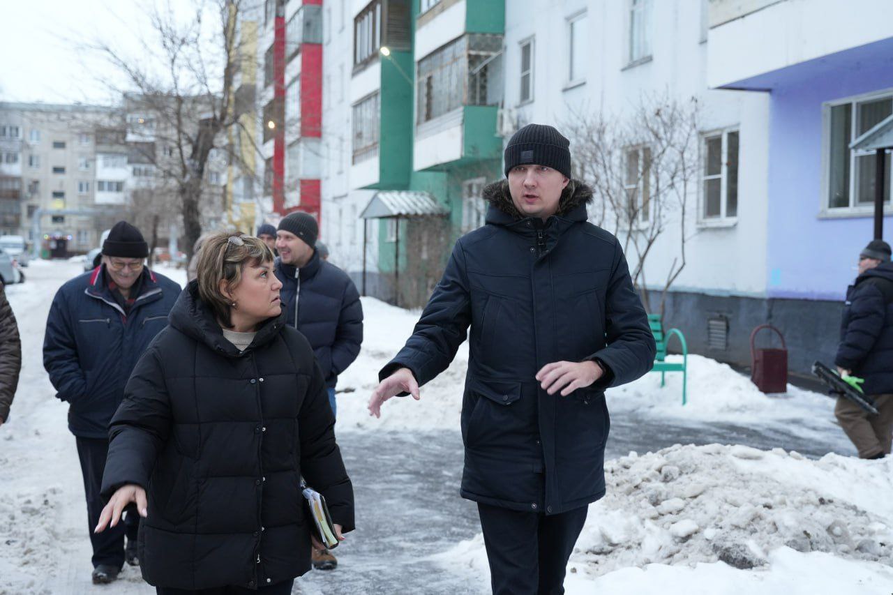 В Кемерове усилили контроль за уборкой снега и наледи во дворах В Кемерове усилили контроль за уборкой снега и наледи во дворах